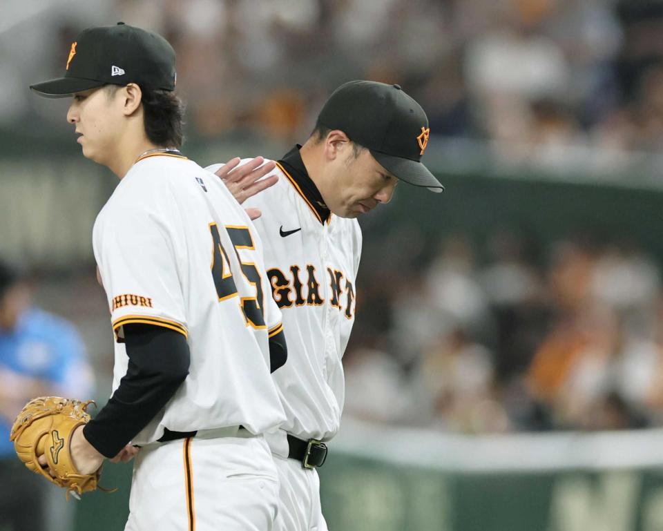 　８回、田中瑛（左）にマウンドを託す阿部監督