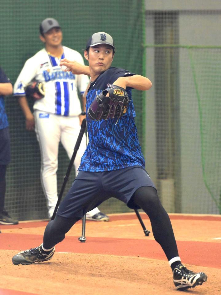 　ブルペンで投球練習をする藤浪。後方は山崎（撮影・堀内翔）