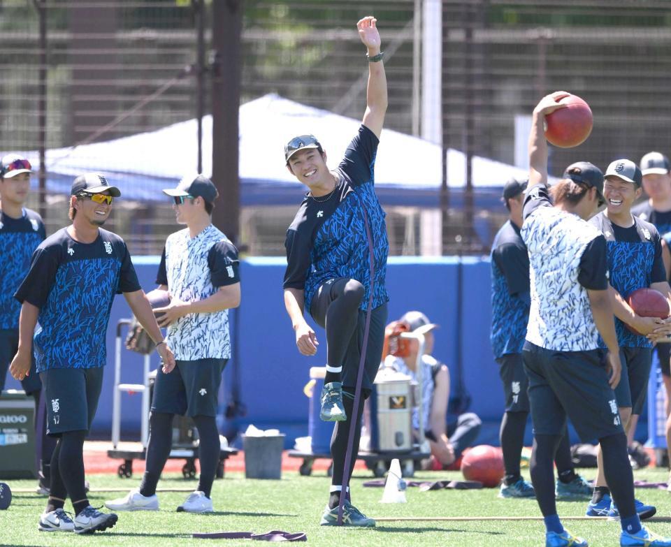 　２軍に合流してリラックスした表情を見せる藤浪（中央）