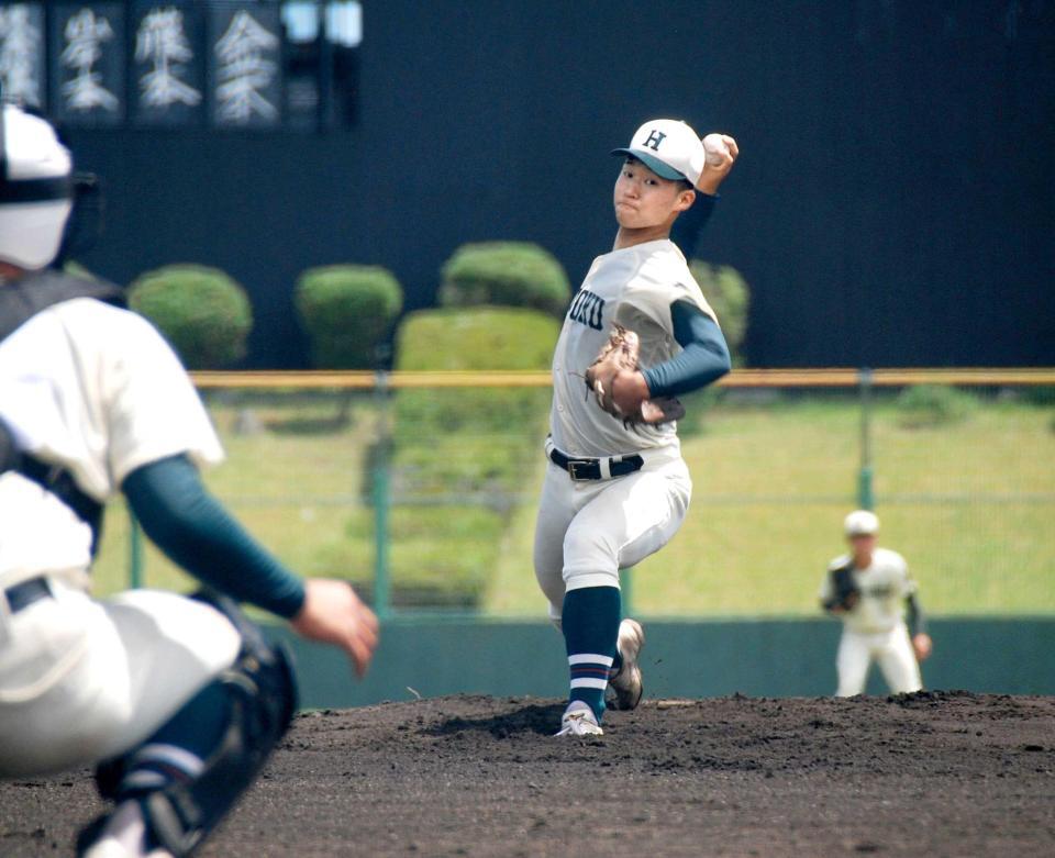 　先発して力投する報徳学園・山岡
