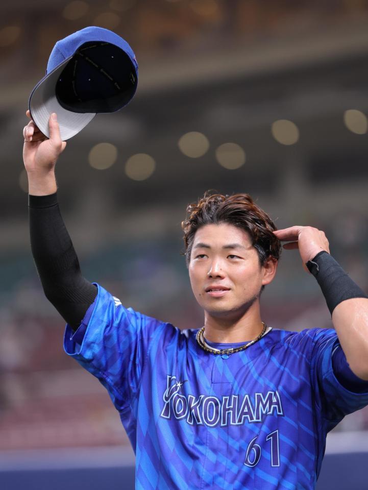 　ヒーローインタビューを終え、ファンにあいさつする蝦名