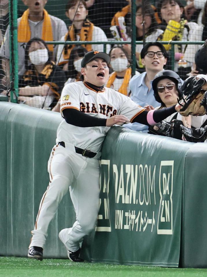 　１回、大山悠輔の打球をファンが先に捕球し悔しがる丸（撮影・田中太一）