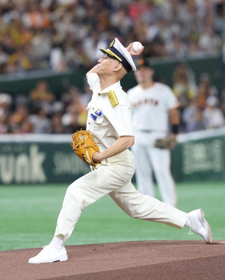 　始球式を務める海上保安庁の瀬口良夫長官