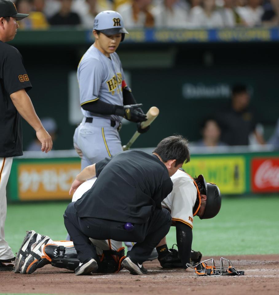 　３回、負傷しうずくまる甲斐（撮影・西岡正）