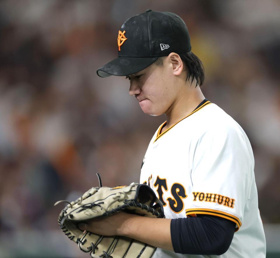 　３回、３点目を失い、肩を落としてベンチ戻る井上（撮影・西岡正）