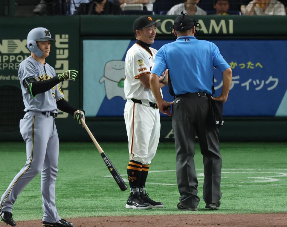 　８回、高寺のとき主審と話す阿部監督（撮影・金田祐二）
