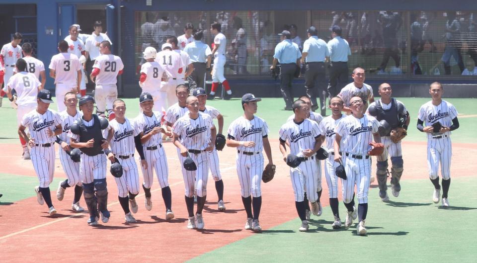 　試合に勝利し喜ぶ岩倉ナイン（撮影・石井剣太郎）