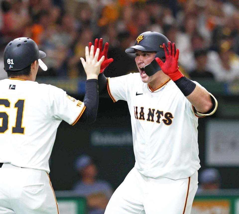 　７回、同点３ランを放ち、増田陸（左）とタッチを交わすリチャード