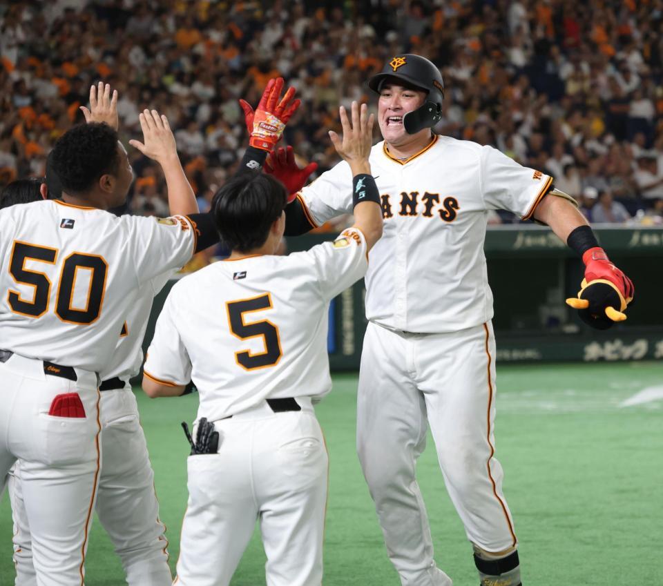 　７回、同点３ランを放ち、ナインと喜ぶリチャード（右）＝撮影・西岡正