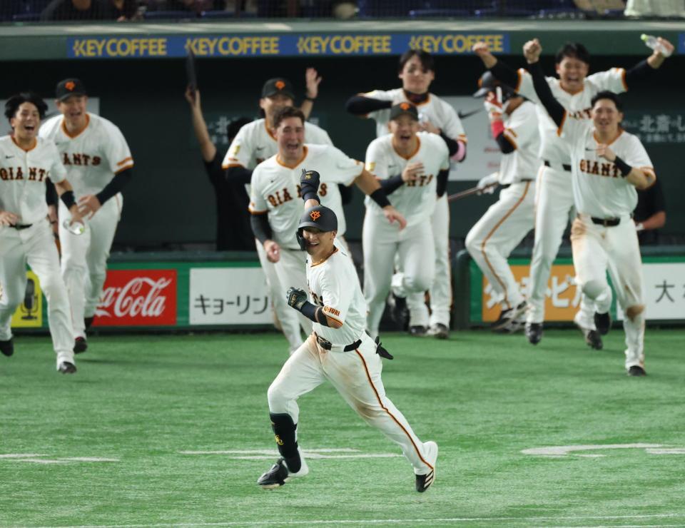 　９回、中前にサヨナラ打を放ち喜ぶ吉川と巨人ベンチ（撮影・金田祐二）