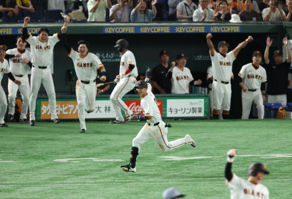 　９回、中前にサヨナラ打を放ち喜ぶ吉川と巨人ベンチ（撮影・金田祐二）