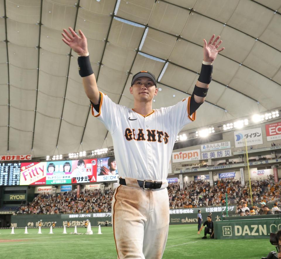 　スタンドのファンに両手を振る吉川（撮影・西岡正）