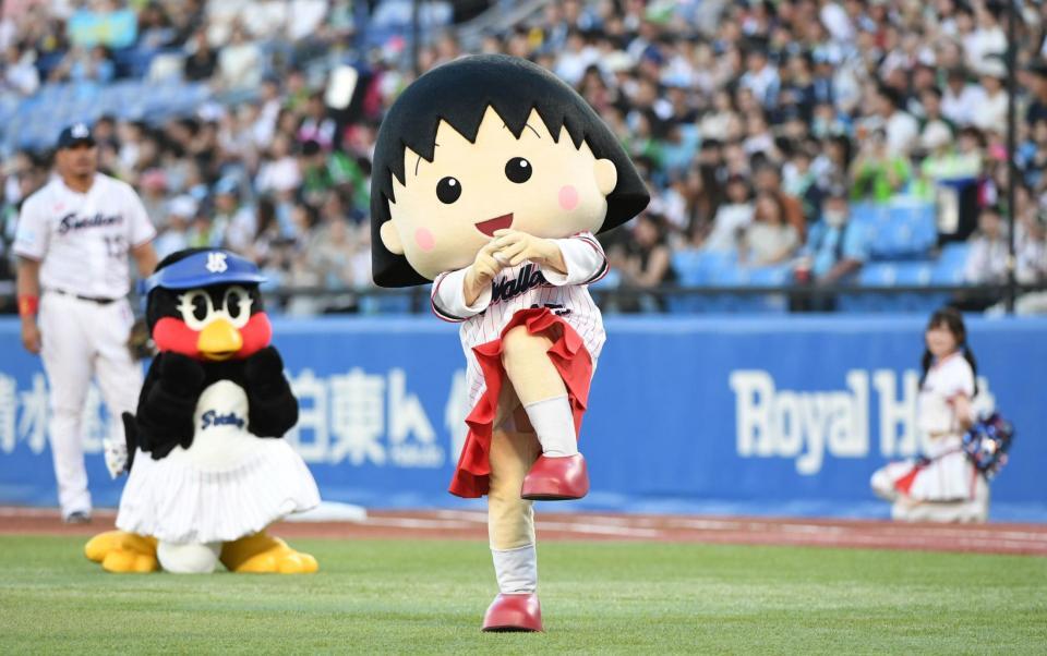 　始球式を行うちびまる子ちゃん（撮影・佐藤厚）