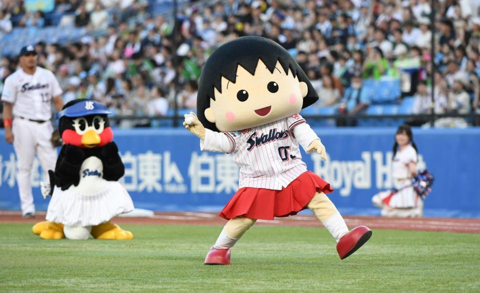 　始球式を行うちびまる子ちゃん（撮影・佐藤厚）
