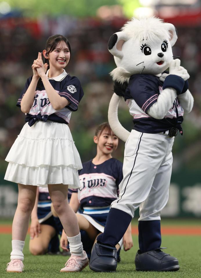 　ポーズを決める超ときめき♡宣伝部・菅田愛貴（撮影・佐々木彰尚）