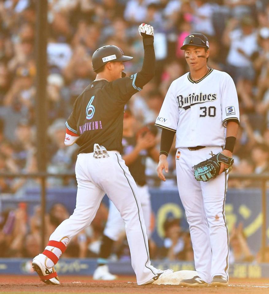 　２回、先制の左前適時打を放つ西川（左）。一塁手・広岡（撮影・開出牧）