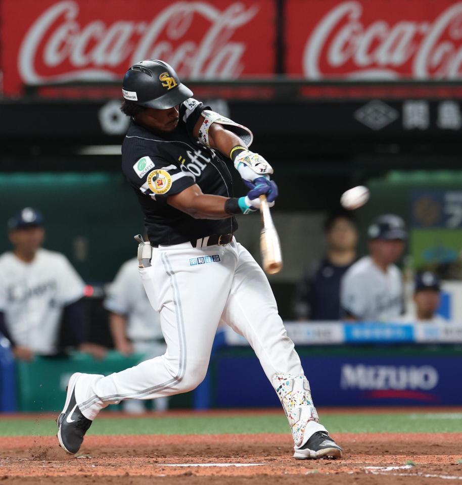 　３回、ダウンズは中越えに２点適時三塁打を放つ（撮影・佐々木彰尚）