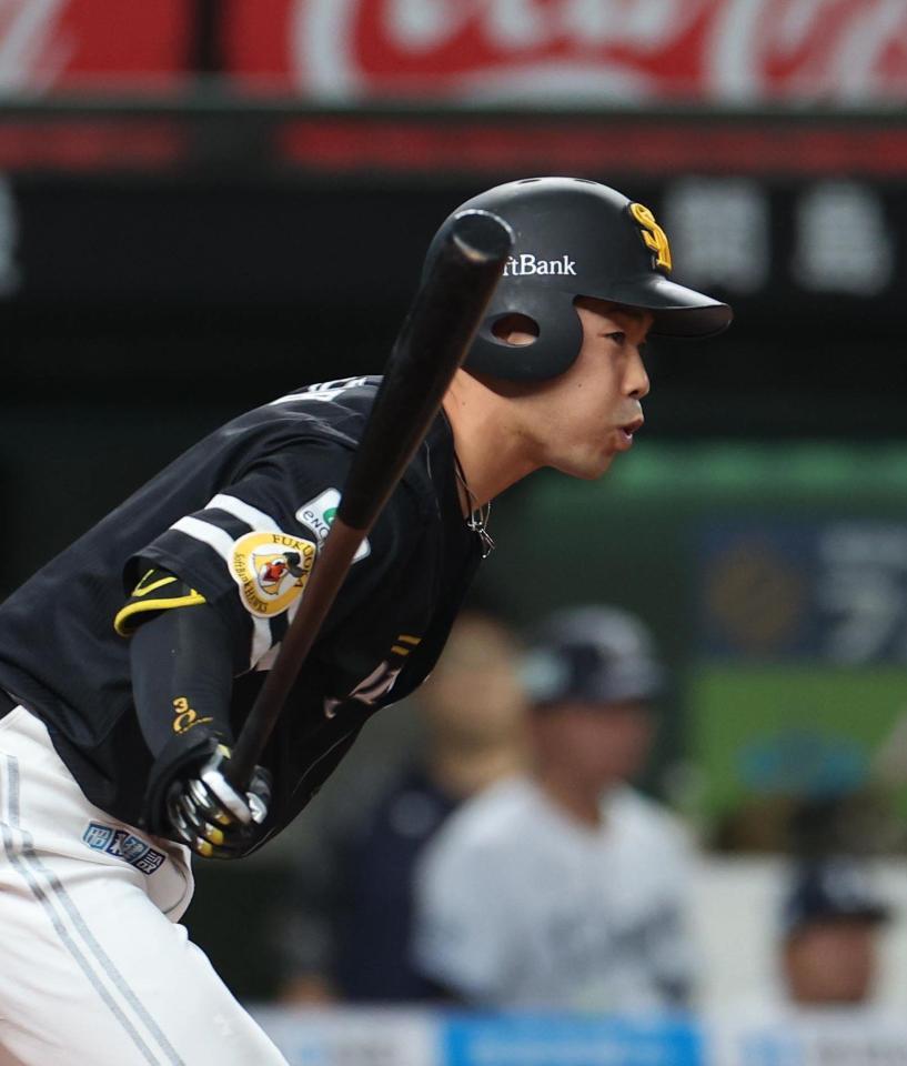 　３回、近藤は右前に適時打を放つ（撮影・佐々木彰尚）