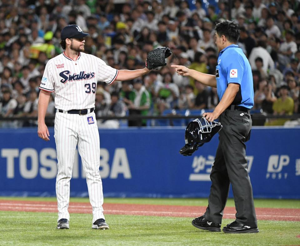 　５回、二俣への四球の判定に激高し、岩下球審（右）に詰め寄るランバート（撮影・佐藤厚）