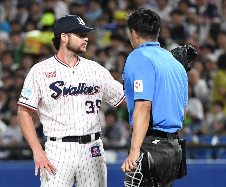 　５回、二俣への四球の判定に激高し、岩下球審（右）に詰め寄るランバート（撮影・佐藤厚）