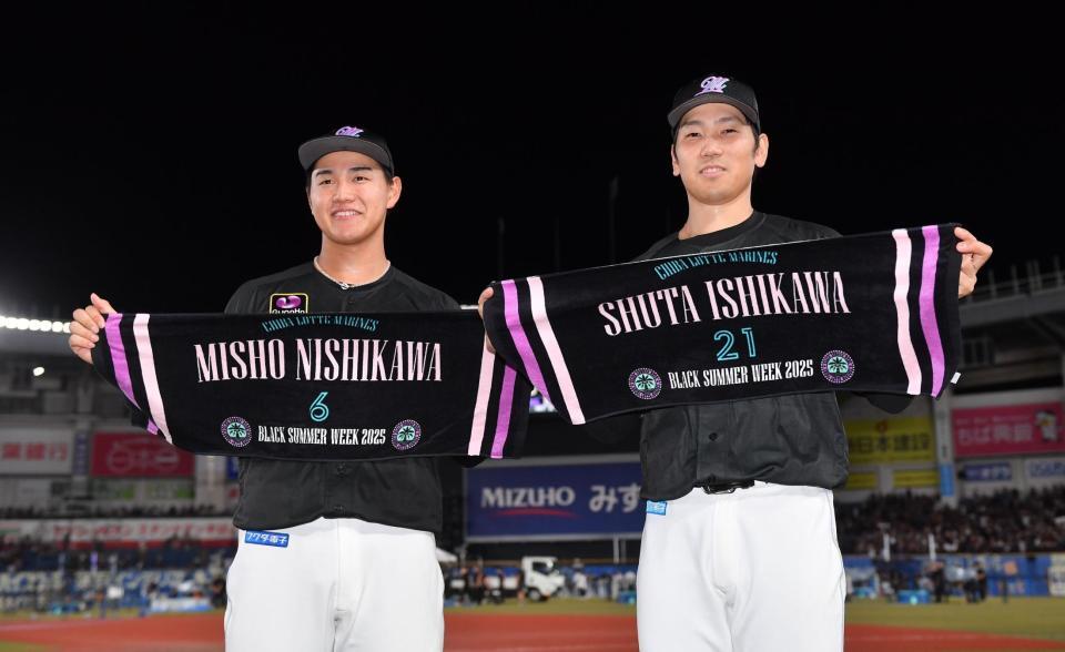 　オリックスに３連勝し笑顔の西川（左）と石川柊（撮影・開出牧）