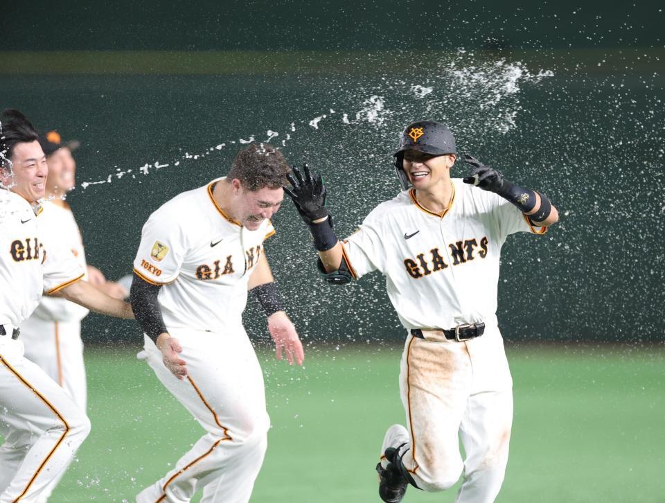 　９回、サヨナラ打を放ち、ナインに祝福される吉川（右）＝撮影・西岡正