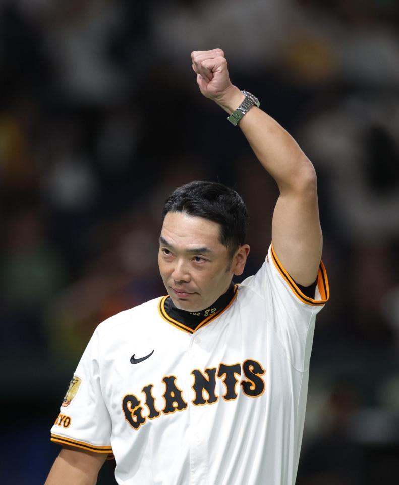 　阪神に勝利し、スタンドに向かってガッツポーズの阿部監督（撮影・西岡正）