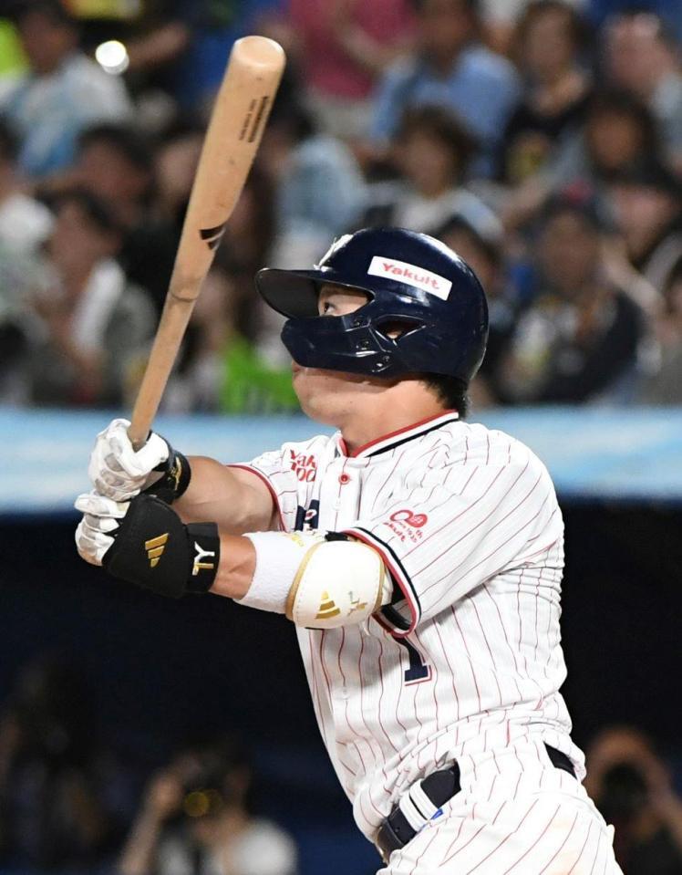 　６回、山田は中越えに球団タイの通算３０４号を放つ（撮影・佐藤厚）