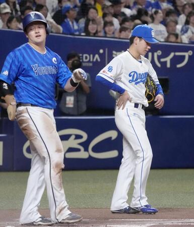 　６回、決勝打を許しうつむく金丸