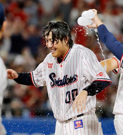　９回、逆転サヨナラ３ランを放ち祝福される赤羽