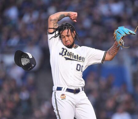 　６回、風で帽子が飛び顔を歪めるエスピノーザ（撮影・開出牧）