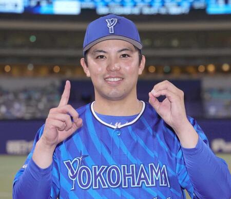 　１０勝目を挙げ、ポーズをとる東