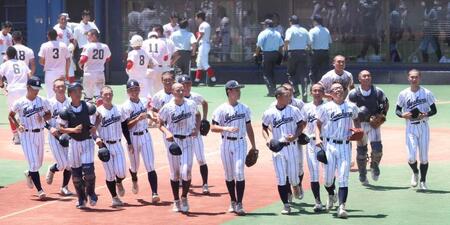 　試合に勝利し喜ぶ岩倉ナイン（撮影・石井剣太郎）