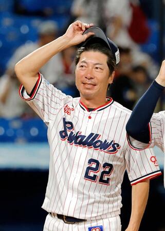 　広島にサヨナラ勝ちし、スタンドのファンにあいさつする高津監督