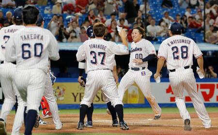 　９回、リプレー検証で逆転サヨナラ３ランが認められ、本塁に向かう赤羽（右から２人目）