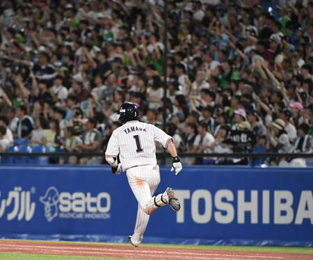 　６回、山田は中越えに球団タイの通算３０４号を放つ（撮影・佐藤厚）