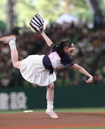 【写真】「投げた後の脚の上がり方がすごい！」ベルーナ降臨の美女　白スカートふわりな豪快ノーバン投球に反響