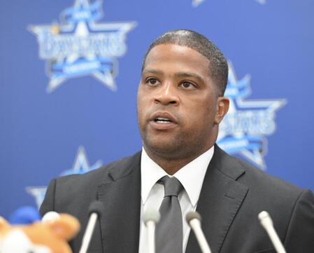 　入団会見に臨んだビシエド（撮影・伊藤笙子）