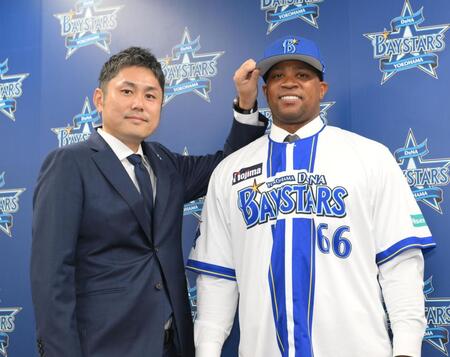 　萩原龍大チーム統括本部長（左）とともに入団会見に臨んだビシエド（撮影・伊藤笙子）