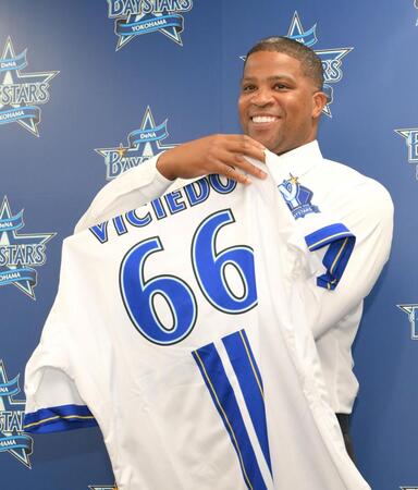 　中日時代と同じ背番号６６のユニホームに笑顔を見せるビシエド（撮影・伊藤笙子）