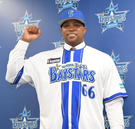 　入団会見で活躍を誓ったビシエド（撮影・伊藤笙子）