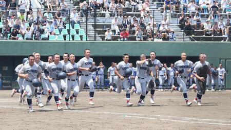 　試合に勝利し駆け出す横浜ナイン（撮影・石井剣太郎）