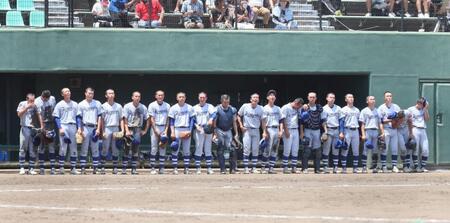 　試合に敗れ落胆する平塚学園ナイン（撮影・石井剣太郎）