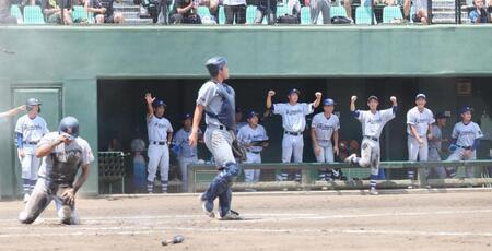 　９回、二塁走者の横浜・駒橋優樹（左端）を走塁死とし、喜ぶ平塚学園ナイン（撮影・石井剣太郎）