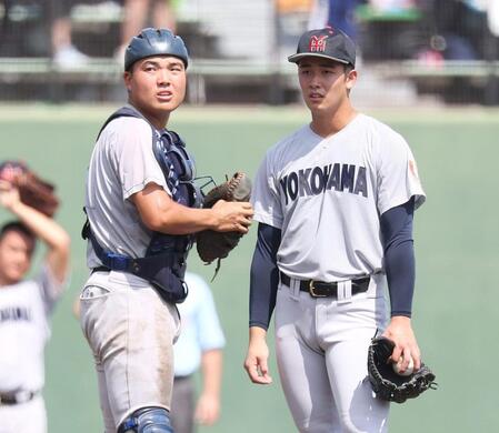 　２回、降板する横浜・奥村頼人（右）＝撮影・石井剣太郎