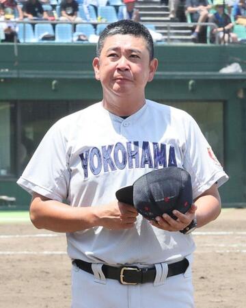 　脱帽し、応援席に挨拶する横浜・村田浩明監督（撮影・石井剣太郎）