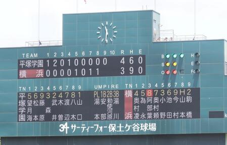 　９回、フルカウントから横浜・阿部葉太が逆転適時二塁打を放つ（撮影・石井剣太郎）