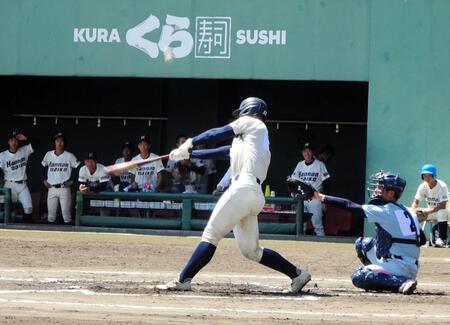 　同点本塁打を放った阪南大高・山田陸空
