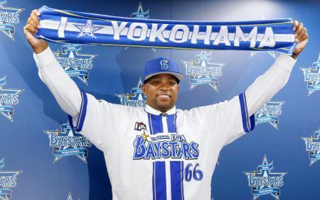 　入団記者会見を終え、撮影に応じるＤｅＮＡのビシエド＝２２日、横浜市