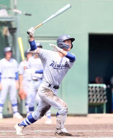 　４回、本塁打を放つ平塚学園・石塚晃世（撮影・石井剣太郎）